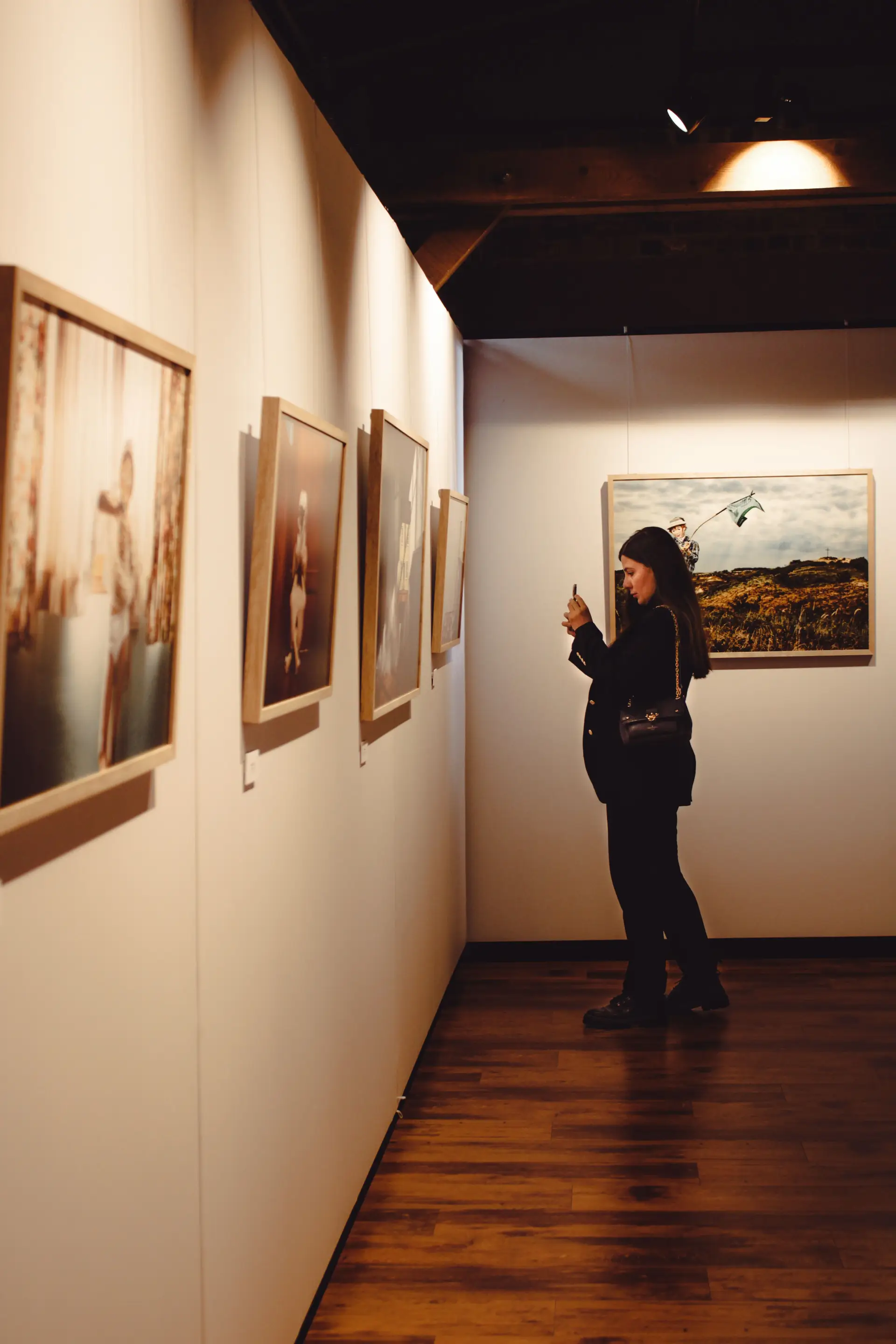 Látogató a galériában