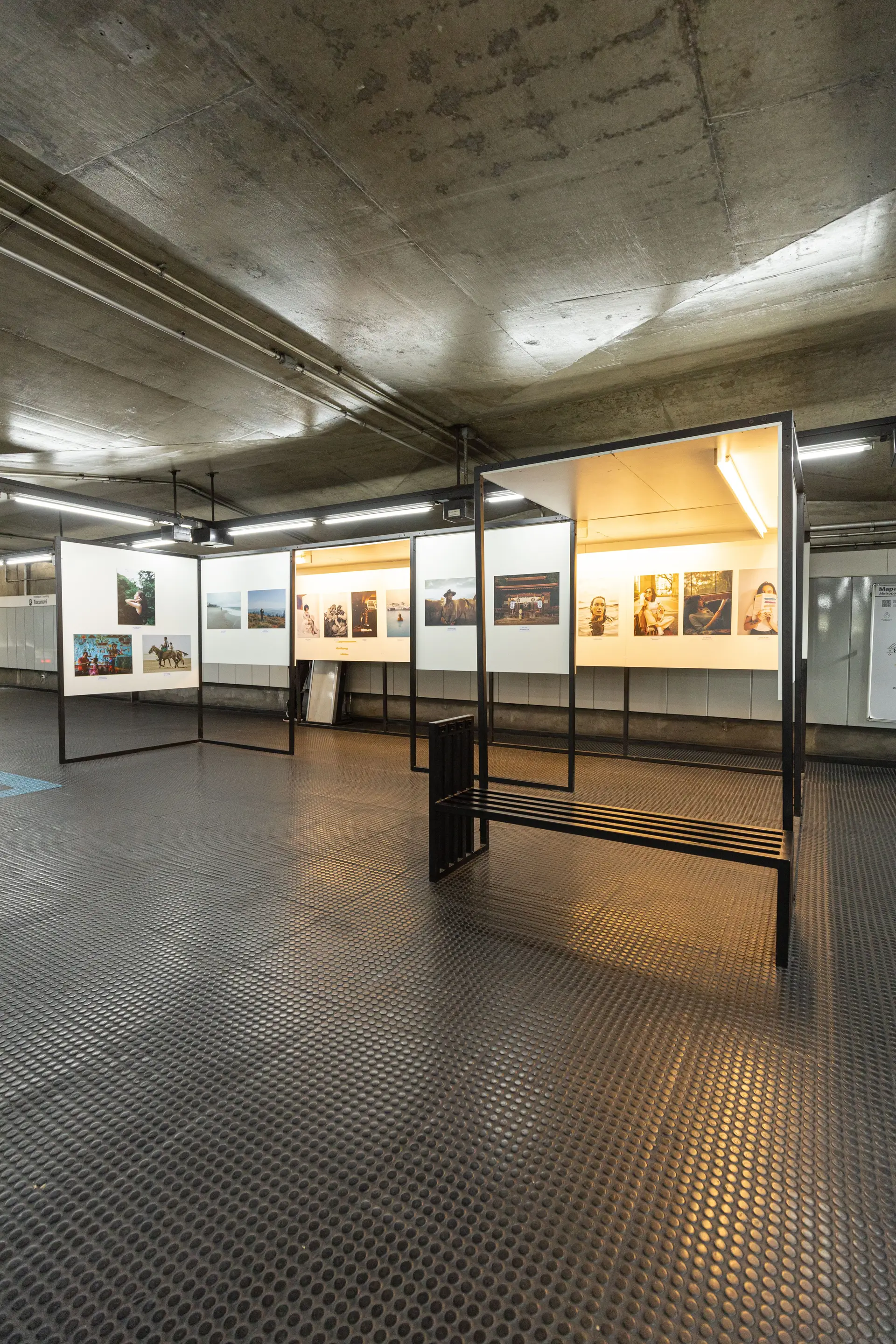 Claravionessalia modern galéria belső tér megvilágított kiállítási tárgyakkal